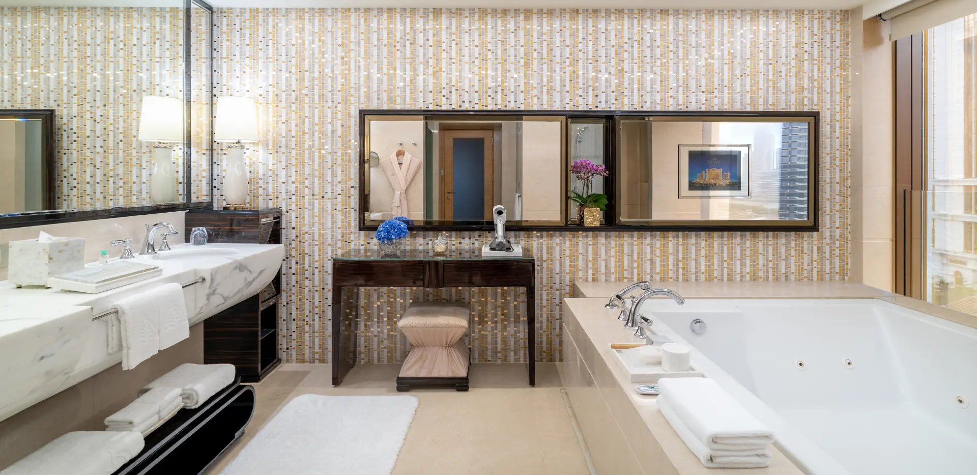 Premier Suite - Bathroom (1920x933)